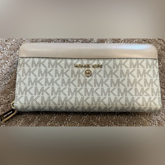 Michael Kors Continental Zip Around Wallet - Picture 1 of 9